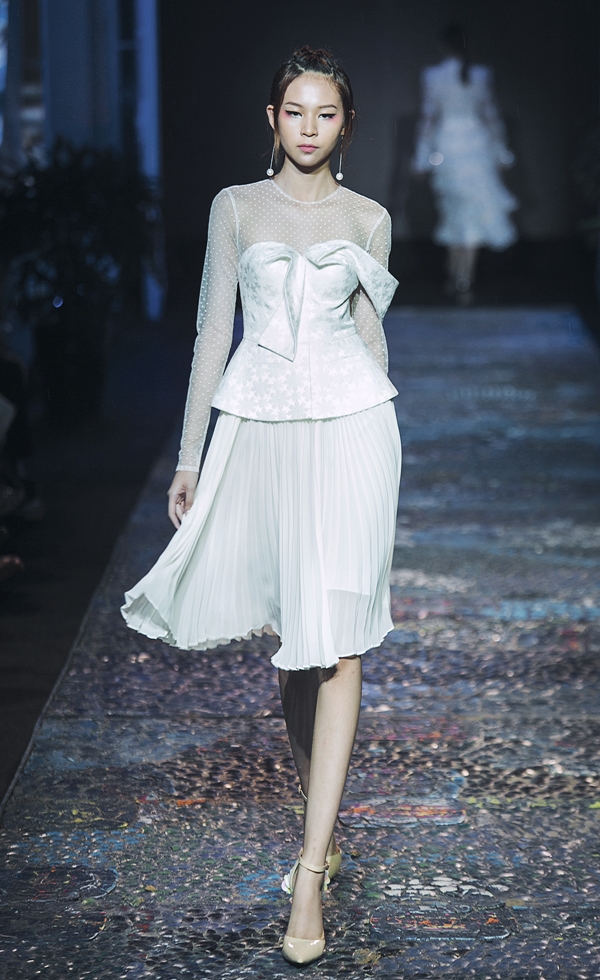 [-]Hoa[-]hậu[-]Đặng[-]Thu[-]Thảo[-]trình[-]diễn[-]catwalk